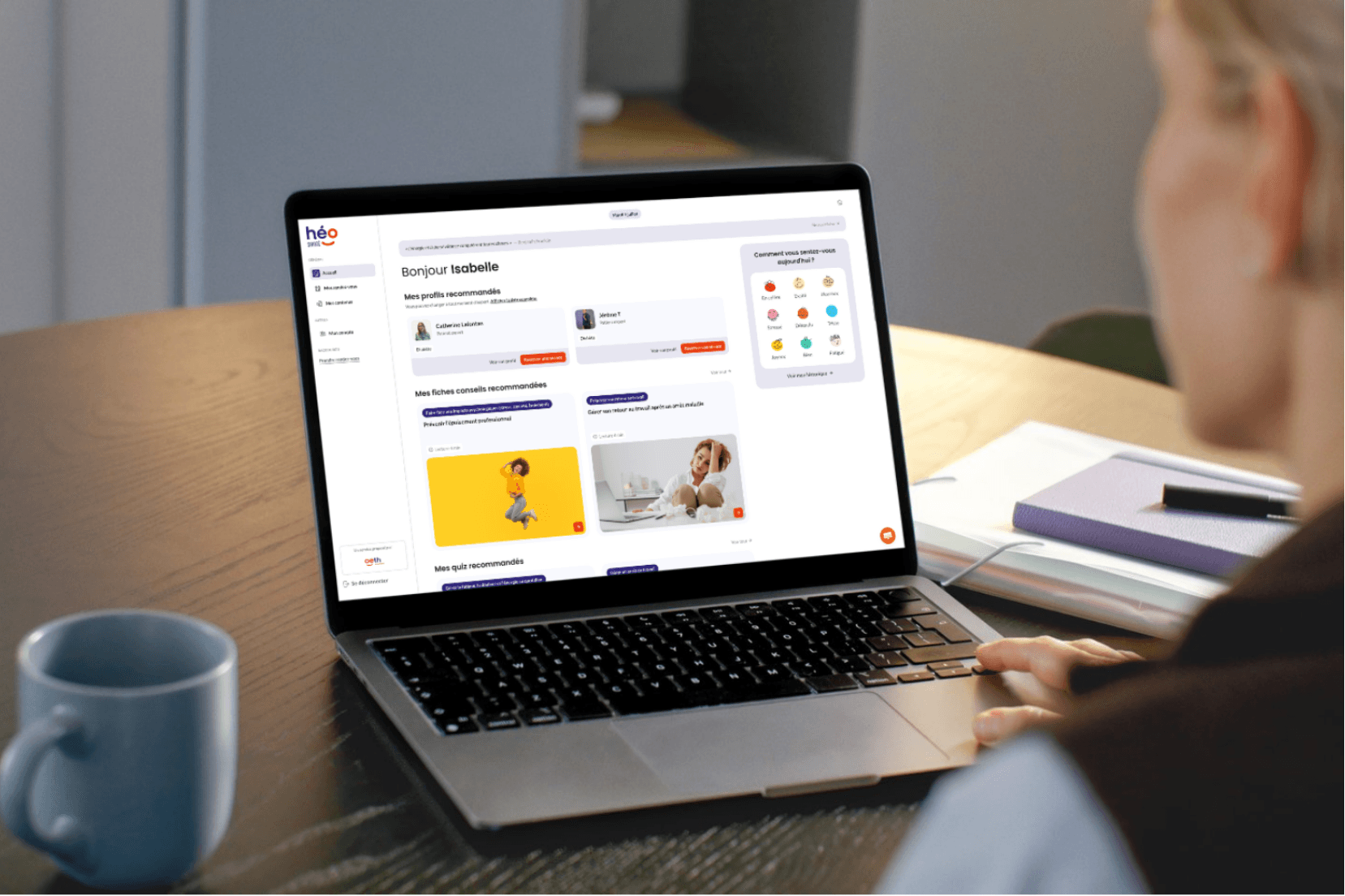 Personne consultant héo santé sur un ordinateur portable