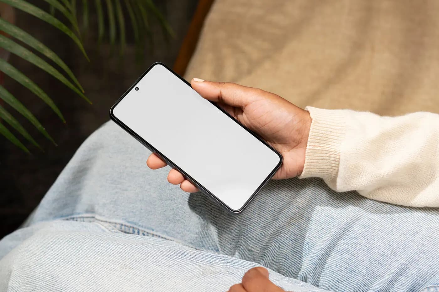Personne consultant héo santé sur son smartphone